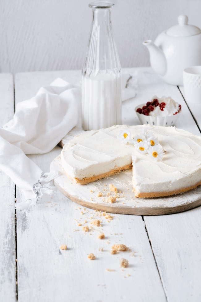 Sahnig, cremig und vanillig. Und das, ohne den Backofen anzuschmeißen. Ein perfekter Cheesecake, der mir nicht nur gestern den Nachmittag versüßt hat, sondern auch heute seine Dienste tun wird. Ich freu mich schon drauf.