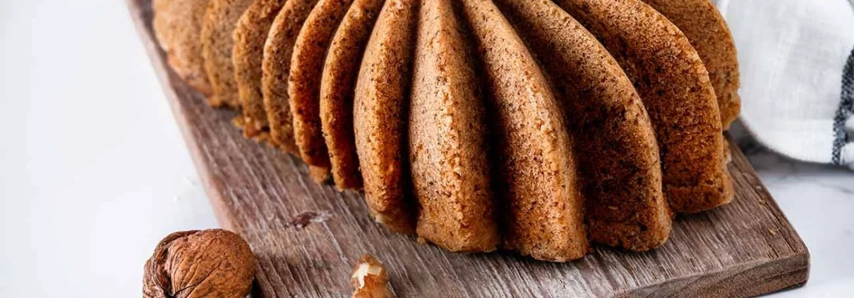 Habe ich schon erwähnt, dass ich Kuchen liebe? Ich finde es immer wieder aufs Neue spannend, dass man eigentlich nur ein paar Dinge verrührt, in den Backofen schiebt und dann später etwas herausholt, was in seiner Form und Konsistenz etwas vollkommen anderes ist. Ich habe dem Rezept meines besten und saftigsten Kastenkuchens noch ein paar Zutaten verpasst…