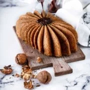 Habe ich schon erwähnt, dass ich Kuchen liebe? Ich finde es immer wieder aufs Neue spannend, dass man eigentlich nur ein paar Dinge verrührt, in den Backofen schiebt und dann später etwas herausholt, was in seiner Form und Konsistenz etwas vollkommen anderes ist. Ich habe dem Rezept meines besten und saftigsten Kastenkuchens noch ein paar Zutaten verpasst…