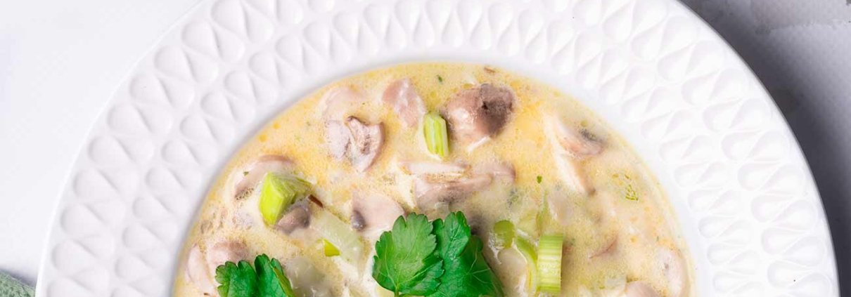 Wie kann man am besten den Winter genießen? Richtig! Mit einer leckeren Suppe. Ich gebe an dieser Stelle aber auch zu, dass ich nicht der ganz große Suppen-Fan bin und nur sehr selten Suppe koche. Ich mag Suppen auch nicht unbedingt gerne, wenn sie fast tot püriert sind. Aber ich mag Suppen wie diese: Mit Knoblauch, Sahne, Petersilie und frischen Champignons. Da wird nichts püriert und auch nicht lange gekocht. Frisch schmeckt sie einfach. Lecker.