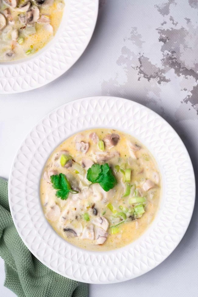 Wie kann man am besten den Winter genießen? Richtig! Mit einer leckeren Suppe. Ich gebe an dieser Stelle aber auch zu, dass ich nicht der ganz große Suppen-Fan bin und nur sehr selten Suppe koche. Ich mag Suppen auch nicht unbedingt gerne, wenn sie fast tot püriert sind. Aber ich mag Suppen wie diese: Mit Knoblauch, Sahne, Petersilie und frischen Champignons. Da wird nichts püriert und auch nicht lange gekocht. Frisch schmeckt sie einfach. Lecker.