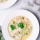 Wie kann man am besten den Winter genießen? Richtig! Mit einer leckeren Suppe. Ich gebe an dieser Stelle aber auch zu, dass ich nicht der ganz große Suppen-Fan bin und nur sehr selten Suppe koche. Ich mag Suppen auch nicht unbedingt gerne, wenn sie fast tot püriert sind. Aber ich mag Suppen wie diese: Mit Knoblauch, Sahne, Petersilie und frischen Champignons. Da wird nichts püriert und auch nicht lange gekocht. Frisch schmeckt sie einfach. Lecker.