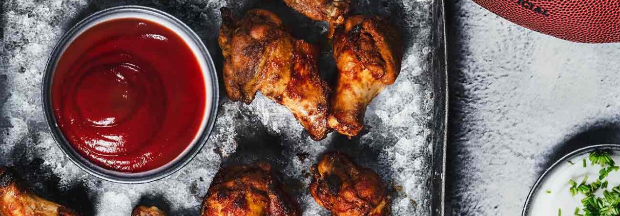 Wer Super Bowl Fan ist braucht auch amerikanisches Fast-Food. Und davon ganz viel. Da sind die lecker marinierten Chicken Wings mit einem kräftigen Schuss Jacobs Kaffee Crema Gold schon von Anfang auf dem Siegertreppchen. Und in der Halbzeitpause gibt es noch viele andere Leckereien.