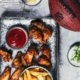 Wer Super Bowl Fan ist braucht auch amerikanisches Fast-Food. Und davon ganz viel. Da sind die lecker marinierten Chicken Wings mit einem kräftigen Schuss Jacobs Kaffee Crema Gold schon von Anfang auf dem Siegertreppchen. Und in der Halbzeitpause gibt es noch viele andere Leckereien.
