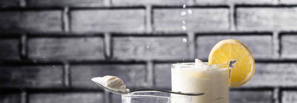 Mit nur 5 Zutaten zu einem fluffigen Zitronen-Mousse. Schmeck nach Sonne im Glas. Auch wenn wir die letzten Tage durch die Sonnenstrahlen erinnert worden sind, wie es ist, wenn sich so langsam der Frühling anschleicht, wird es am kommenden Wochenende noch einmal kalt. Das wäre dann genau der richtige Zeitpunkt die Mousse zu essen. Dann kommt sie Sonne sicherlich auch schnell wieder. Think positive.