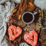 Hach, was liebe ich meinen Beruf. Genüsslich stand ich gestern in der Küche und habe Brandteig frittiert, Glasur angerührt und fotografiert, um dann genüsslich in die saftigen Herzen zu beißen. Eine tolle Idee für den Valentinstag oder? Obwohl ich ja der Meinung bin, dass jeder Tag ein Valentinstag sein sollte. Bei mir war er gestern, zumindest kulinarisch.