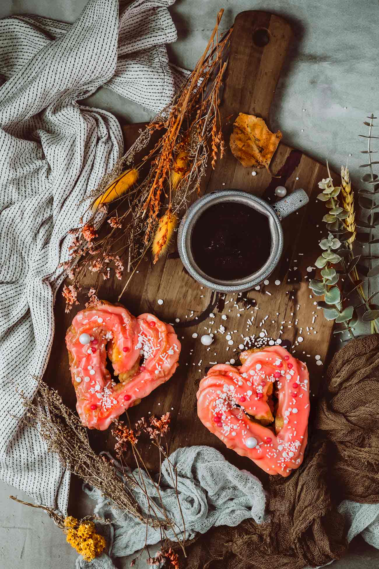 Hach, was liebe ich meinen Beruf. Genüsslich stand ich gestern in der Küche und habe Brandteig frittiert, Glasur angerührt und fotografiert, um dann genüsslich in die saftigen Herzen zu beißen. Eine tolle Idee für den Valentinstag oder? Obwohl ich ja der Meinung bin, dass jeder Tag ein Valentinstag sein sollte. Bei mir war er gestern, zumindest kulinarisch. 
