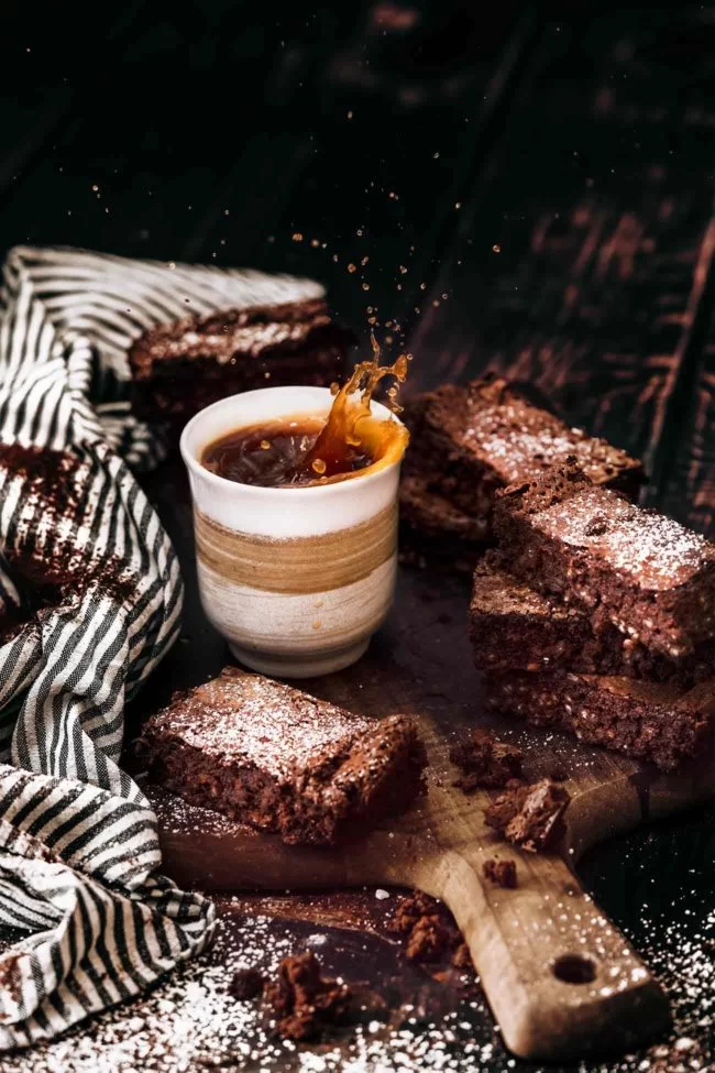 Milchreis-Brownies….alleine den Namen muss man sich auf der Zucker zergehen lassen. Wer Brownies liebt, wird diese ganz besonders mögen, denn durch den Milchreis werden die Brownies richtig feucht und klebrig. Jeder Bissen schmilzt köstlich in deinem Mund. !