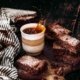 Milchreis-Brownies….alleine den Namen muss man sich auf der Zucker zergehen lassen. Wer Brownies liebt, wird diese ganz besonders mögen, denn durch den Milchreis werden die Brownies richtig feucht und klebrig. Jeder Bissen schmilzt köstlich in deinem Mund. !
