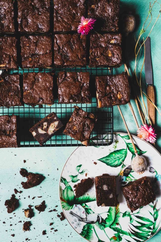 Klar, ich muss euch nicht mehr erzählen, wie man die perfekten Brownies macht, aber ich kann euch hoffentlich mit der Kombination Schokolade-Banane überraschen. Probiert es mal aus. Köstlich.