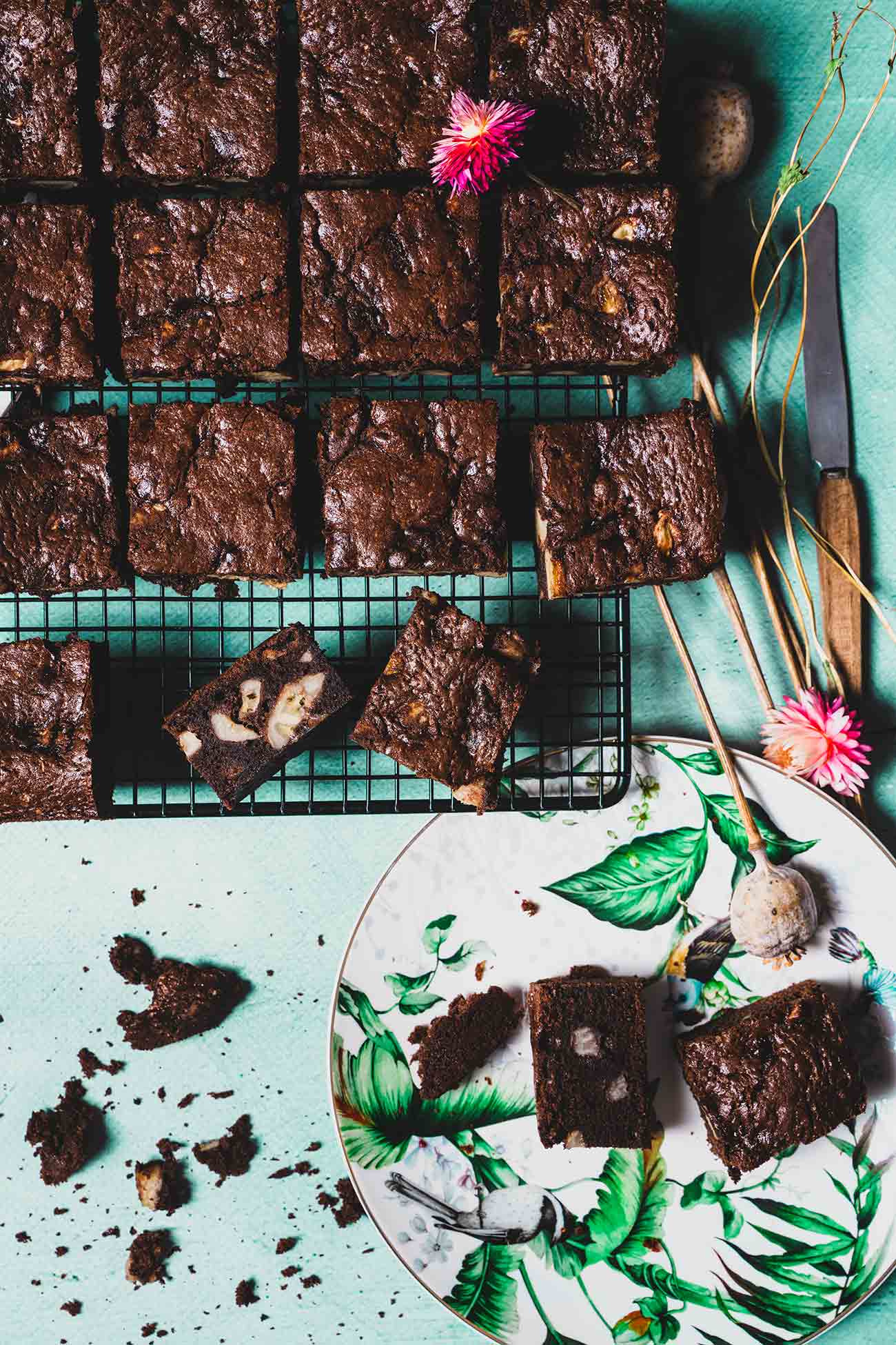 Klar, ich muss euch nicht mehr erzählen, wie man die perfekten Brownies macht, aber ich kann euch hoffentlich mit der Kombination Schokolade-Banane überraschen. Probiert es mal aus. Köstlich. 