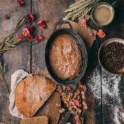 Ein frisch gebackenes Brot riecht nicht nur unglaublich lecker, sondern schmeckt auch fantastisch. Auch wenn es kein Hexenwerk ist und unglaublich schnell „zusammengerührt“ ist, mache ich es einfach zu selten. Vielleicht ändert sich das jetzt, denn ich hab für meinen Partner Jacobs ein Kaffeebrot gebacken und als Zutat frisch gebrühten Jacobs Krönung Crema verwendet. Das gibt dem Brot eine tolle Würze. Und ich bin mir sicher, dass ihr es lieben werdet.