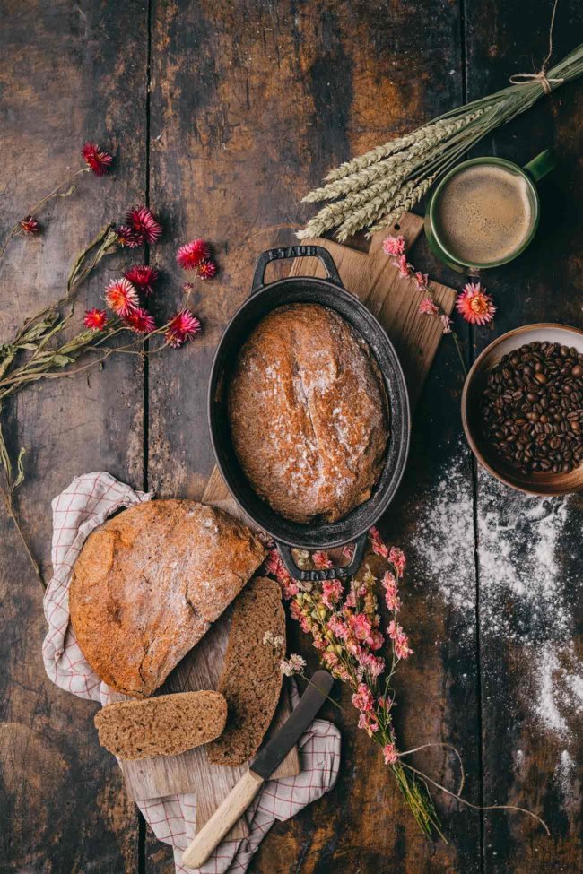 Ein frisch gebackenes Brot riecht nicht nur unglaublich lecker, sondern schmeckt auch fantastisch. Auch wenn es kein Hexenwerk ist und unglaublich schnell „zusammengerührt“ ist, mache ich es einfach zu selten. Vielleicht ändert sich das jetzt, denn ich hab für meinen Partner Jacobs ein Kaffeebrot gebacken und als Zutat frisch gebrühten Jacobs Krönung Crema verwendet. Das gibt dem Brot eine tolle Würze. Und ich bin mir sicher, dass ihr es lieben werdet.