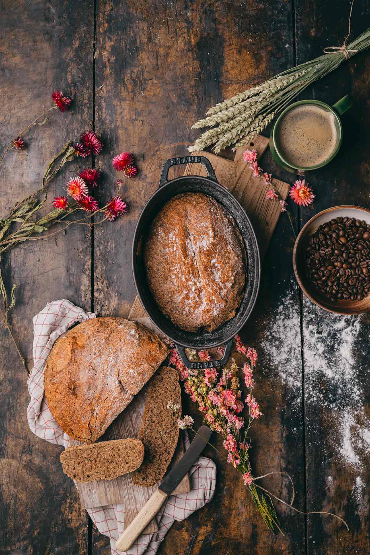 Ein frisch gebackenes Brot riecht nicht nur unglaublich lecker, sondern schmeckt auch fantastisch. Auch wenn es kein Hexenwerk ist und unglaublich schnell „zusammengerührt“ ist, mache ich es einfach zu selten. Vielleicht ändert sich das jetzt, denn ich hab für meinen Partner Jacobs ein Kaffeebrot gebacken und als Zutat frisch gebrühten Jacobs Krönung Crema verwendet. Das gibt dem Brot eine tolle Würze. Und ich bin mir sicher, dass ihr es lieben werdet. 