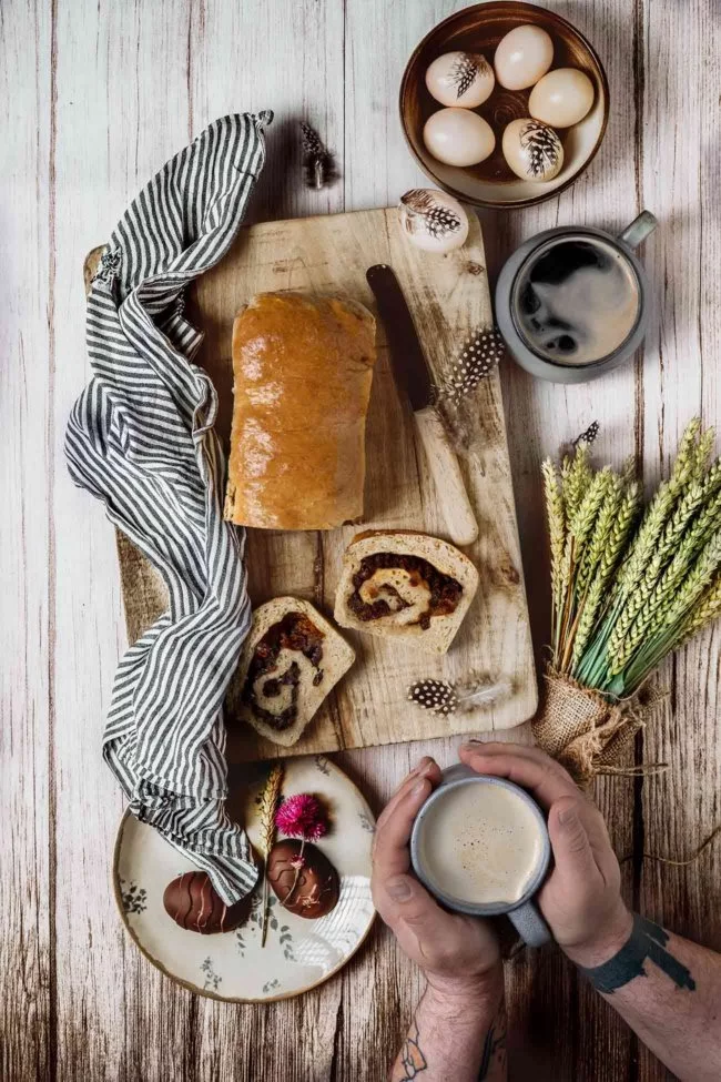 Zum Wochenende darf das Frühstück ruhig etwas ausgedehnter sein, oder? Während ich mich gleich aufmache um für das Wochenende Kuchen und andere Leckereien (die ihr hoffentlich dann nächste Woche hier sehen werdet) zu backen und zu kochen, lasse ich euch das Rezept für dieses unglaublich leckere Brot da. Schmeckt übrigens auch als Kuchenersatz nach dem Mittagessen perfekt. Hab ich gehört…habt einen tollen Samstag.