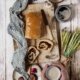 Zum Wochenende darf das Frühstück ruhig etwas ausgedehnter sein, oder? Während ich mich gleich aufmache um für das Wochenende Kuchen und andere Leckereien (die ihr hoffentlich dann nächste Woche hier sehen werdet) zu backen und zu kochen, lasse ich euch das Rezept für dieses unglaublich leckere Brot da. Schmeckt übrigens auch als Kuchenersatz nach dem Mittagessen perfekt. Hab ich gehört…habt einen tollen Samstag.