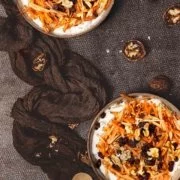 Ich bin großer Karottenkuchen-Fan und mag ihn am liebsten, wenn er ganz saftig ist und mit einem Frischkäse-Frosting überzogen wird. Habt ihr aber schon einmal einen Kuchen-Bowl probiert? Hier wird nicht gebacken, sondern die besten Zutaten einfach vermengt. Und ich muss ehrlich sagen: So eine Schüssel Karottenkuchen ist der absolute Knaller. Und schnell gemacht. Und so lecker. Und zum Frühstück auch genial. Und „to go“ auch….pssst….ganz ruhig Rosenthal…..