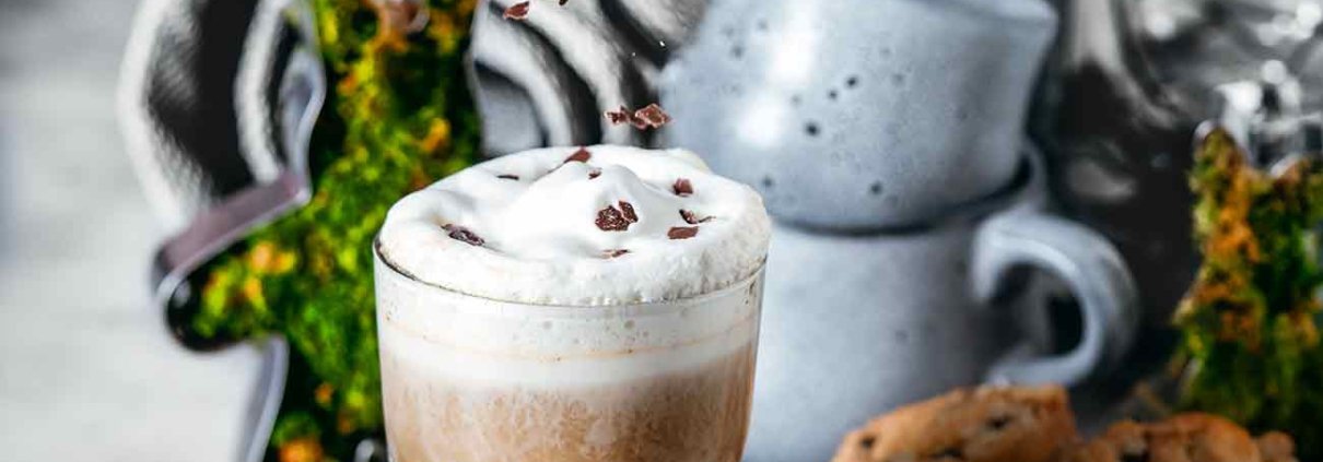 Ich muss zugeben, dass ich zur Osterzeit nur ungern auf meinen gelegentlichen Eierlikör-Latte verzichte. Muss ich ja auch nicht. Nachdem ich, dank meines handlichen Milchaufschäumers, gelernt hatte, wie man einen Latte herstellt, habe ich hausgemachte Eierlikör-Latte, Kürbis-Gewürz-Latte und Mokka-Latte gemacht. Ehrlich gesagt sind die selbstgemachten Latte-Spezialitäten viel leckerer als die Gekauften und kosten nur einen Bruchteil. Wichtig: Die Bohne macht es. Für meinen Eggnog Latte habe ich die Bohnen der Jacobs Barista Editions Crema Intense genutzt. Probiert es aus und seid bereit für den besten Eggnog Latte der Welt. Pssst….und damit ihr schon am Morgen einen Eggnog Latte genießen könnt, habe ich auch noch das Rezept eines alkoholfreien Eierlikörs auf dem Blog.