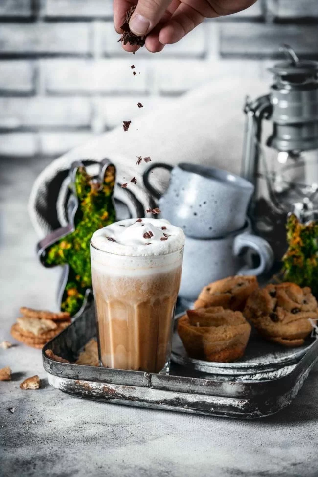 Ich muss zugeben, dass ich zur Osterzeit nur ungern auf meinen gelegentlichen Eierlikör-Latte verzichte. Muss ich ja auch nicht. Nachdem ich, dank meines handlichen Milchaufschäumers, gelernt hatte, wie man einen Latte herstellt, habe ich hausgemachte Eierlikör-Latte, Kürbis-Gewürz-Latte und Mokka-Latte gemacht. Ehrlich gesagt sind die selbstgemachten Latte-Spezialitäten viel leckerer als die Gekauften und kosten nur einen Bruchteil. Wichtig: Die Bohne macht es. Für meinen Eggnog Latte habe ich die Bohnen der Jacobs Barista Editions Crema Intense genutzt. Probiert es aus und seid bereit für den besten Eggnog Latte der Welt. Pssst….und damit ihr schon am Morgen einen Eggnog Latte genießen könnt, habe ich auch noch das Rezept eines alkoholfreien Eierlikörs auf dem Blog.