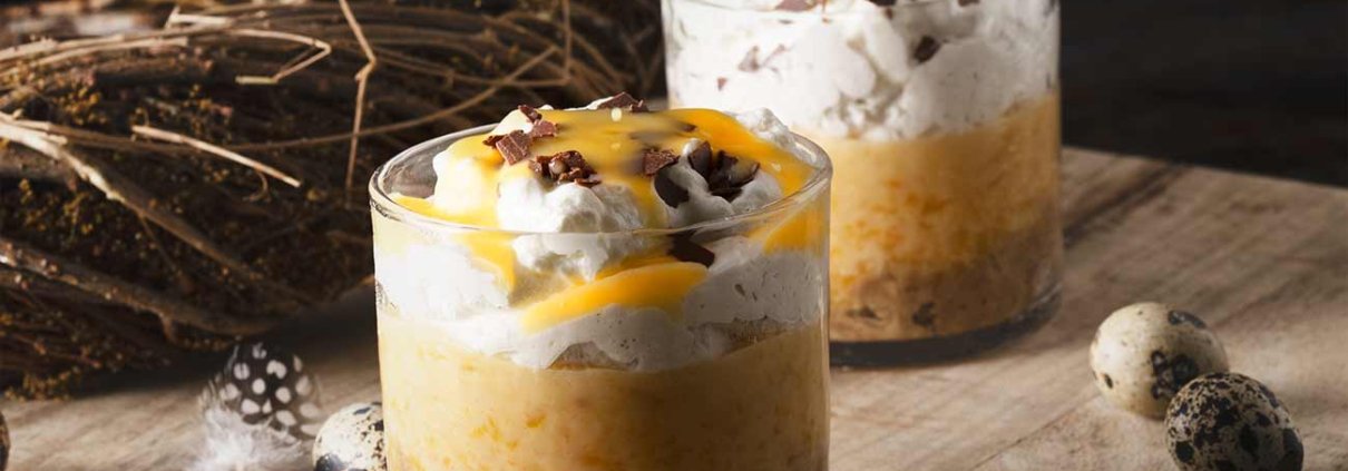 Diese Woche habe ich den Eierlikör wieder herausgeholt. Ich bin einfach verrückt danach. Herausgekommen ist ein Pfirsich-Eierlikör Trifle, der mit frischer Schlagsahne abgerundet wird. Ihr braucht natürlich nicht so große Gläser wie ich zu verwenden, ihr könnt auch kleinerer nehmen oder alles in eine riesige Schüssel packen. Egal wie, es schmeckt einfach atemberaubend.