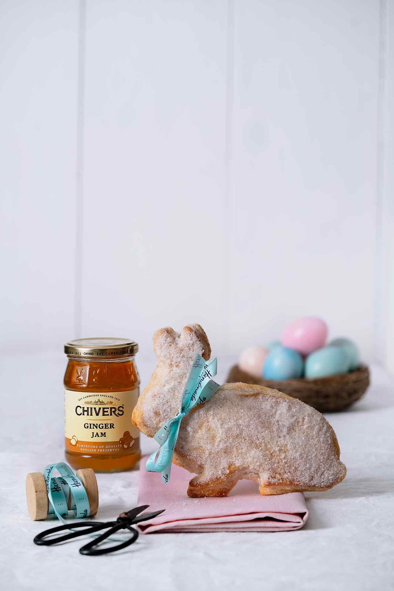 Ostern ohne Quarkhasen? Niemals. Dieses Jahr werden sie nicht nur nach dem Backen mit flüssiger Butter eingepinselt und in Zucker gewälzt…nein…sie erhalten noch eine köstliche  Füllung. Quarkhasen 2.0! Da meine Hasen ja schon sehr süß sind, habe ich mich für eine fruchtige Füllung mit Ingwerkonfitüre entschieden. Und nicht irgendeine, sondern die Originale Chivers Ginger Jam. Die schmeckte mir bisher auf meinem morgendlichen warmen Toast am besten (mit etwas Butter), aber zum Kochen und Backen ist sie halt auch perfekt. Ihr werdet staunen, wie der fruchtige Ingwergeschmack der Konfitüre die Süße der Hasen unterstreicht. Das müsst ihr wirklich probieren. 