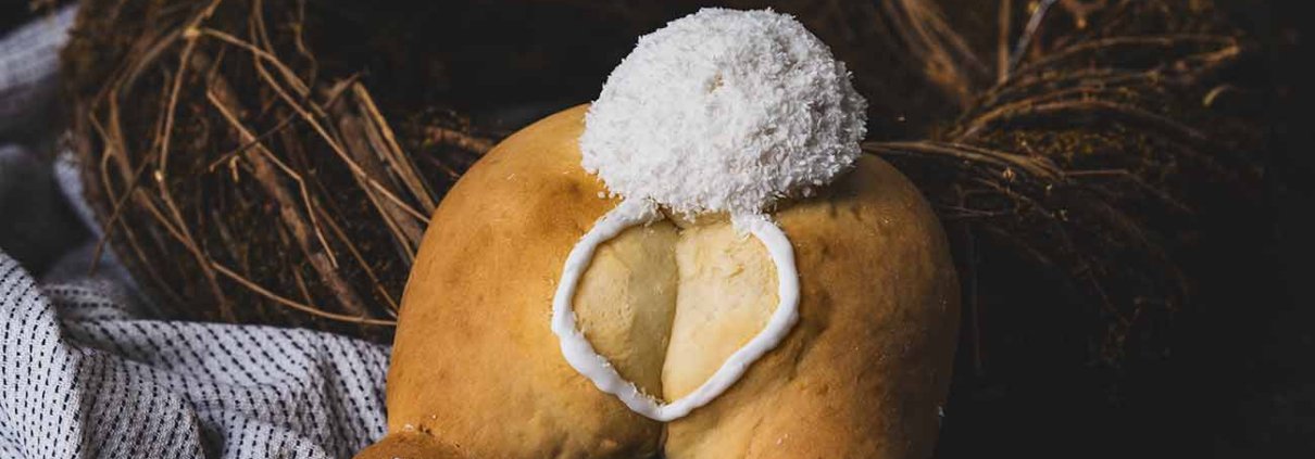 Also für mich könnte jetzt schon Ostern sein. Ich meine, die ganzen tollen Dinge, die zu Ostern aus Hefe gebacken werden, sind einfach zu lecker. Und in knapp 4 Wochen ist es ja dann auch schon so weit. Starten wir die Ostersaison doch einfach jetzt schon, so haben wir länger etwas davon. Ich beginne mit kleinen süßen Hasen-Popos. Die sind ganz flott gemacht.
