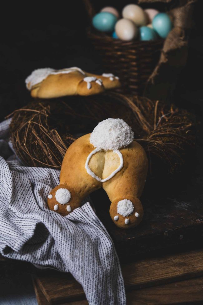 Also für mich könnte jetzt schon Ostern sein. Ich meine, die ganzen tollen Dinge, die zu Ostern aus Hefe gebacken werden, sind einfach zu lecker. Und in knapp 4 Wochen ist es ja dann auch schon so weit. Starten wir die Ostersaison doch einfach jetzt schon, so haben wir länger etwas davon. Ich beginne mit kleinen süßen Hasen-Popos. Die sind ganz flott gemacht.