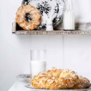 Alleine beim Backen der Hefekränze bin ich ganz aufgeregt, denn der Duft, der aus dem Ofen strömt, ist nur ein kleiner Vorgeschmack darauf, was mich erwarten wird, wenn ich in den noch lauwarmen Hefekranz beißen werde. Und der Hagelzucker darauf gibt einfach alles, um den „ihr müsst den unbedingt probieren“-Hefekranz noch besser zu machen.
