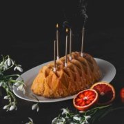 Ich musste noch einmal bei den Blutorangen zuschlagen, bis die Saison dann bald vollständig vorbei ist. Der griechische Joghurt im Kuchen, in Kombination mit der Blutorange, lässt ihn fast wie ein Softeis schmecken. Ich habe noch ein paar Kerzen auf den Kuchen gepackt. Sah irgendwie besser aus. Zu feiern gibt es ja eh ständig etwas.