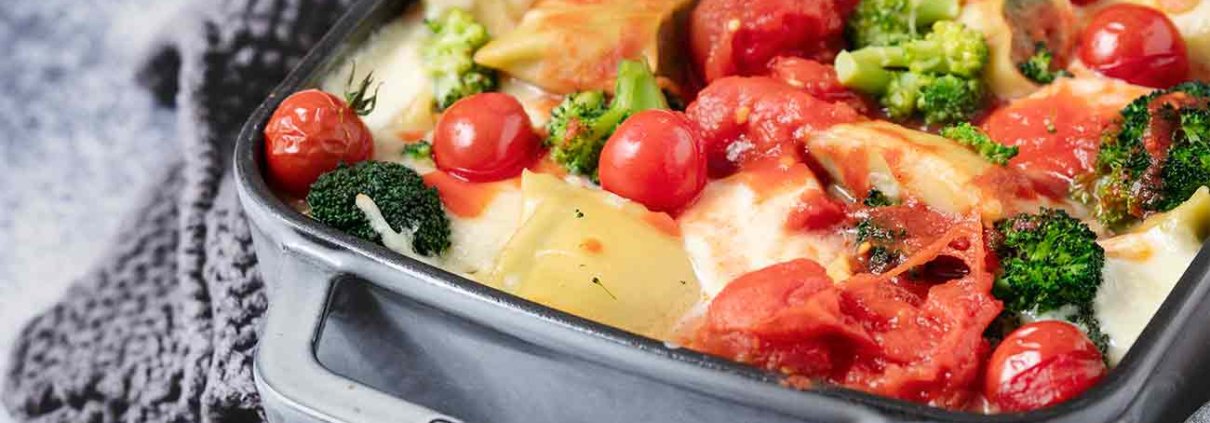 Ich liebe Maultaschen, am liebsten die mit Gemüsefüllung, in allen Variationen: gekocht, gebraten und jetzt auch mit Käse überbacken. Flott zubereitet, 20 Minuten in den Ofen und schon fertig. So leicht kann kochen sein.