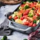 Ich liebe Maultaschen, am liebsten die mit Gemüsefüllung, in allen Variationen: gekocht, gebraten und jetzt auch mit Käse überbacken. Flott zubereitet, 20 Minuten in den Ofen und schon fertig. So leicht kann kochen sein.