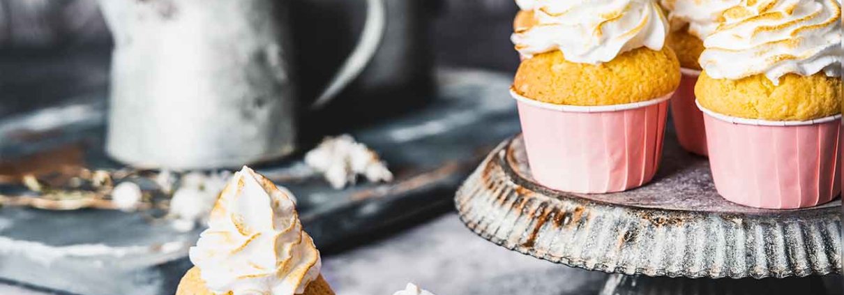 Ich liebe Zitronentarts und italienische Meringue. Passt beides auch in und auf Cupcakes. Kein Wunder dass die 12 Cupcakes nur ein Wochenende überlebt haben, aber wenn du das erste Mal in den Cupcake beißt und du das Gefühl hast gleichzeitig einen riesengroßen Schokokuss und eine Zitronentarte im Mund zu haben, kannst du einfach nicht mehr aufhören.