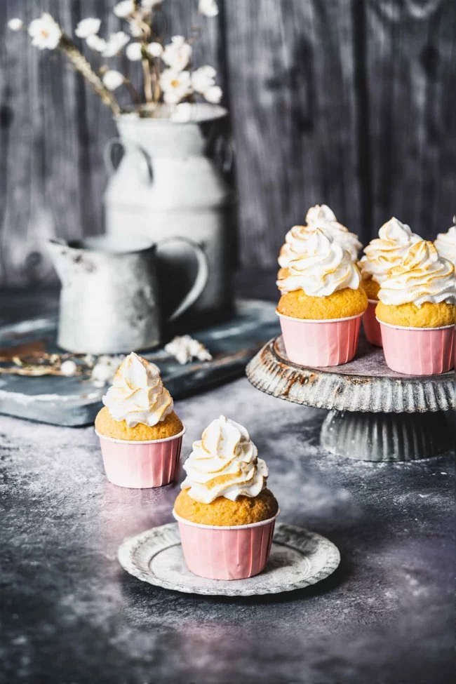 Ich liebe Zitronentarts und italienische Meringue. Passt beides auch in und auf Cupcakes. Kein Wunder dass die 12 Cupcakes nur ein Wochenende überlebt haben, aber wenn du das erste Mal in den Cupcake beißt und du das Gefühl hast gleichzeitig einen riesengroßen Schokokuss und eine Zitronentarte im Mund zu haben, kannst du einfach nicht mehr aufhören.