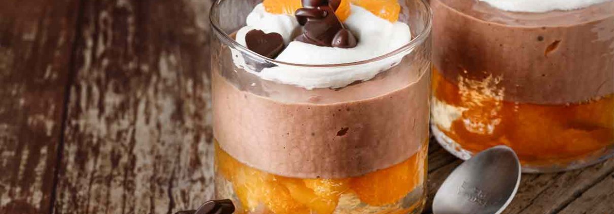 Ich habe ja schon oft eine Schokoladen-Mousse gemacht, aber diese hier ist so lecker, dass ich euch das Rezept unbedingt schnell aufschreiben musste. Und die fast schwebenden Mandarinen in Mandarinensaft lassen die Mousse so richtig leuchten.