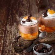 Ich habe ja schon oft eine Schokoladen-Mousse gemacht, aber diese hier ist so lecker, dass ich euch das Rezept unbedingt schnell aufschreiben musste. Und die fast schwebenden Mandarinen in Mandarinensaft lassen die Mousse so richtig leuchten.