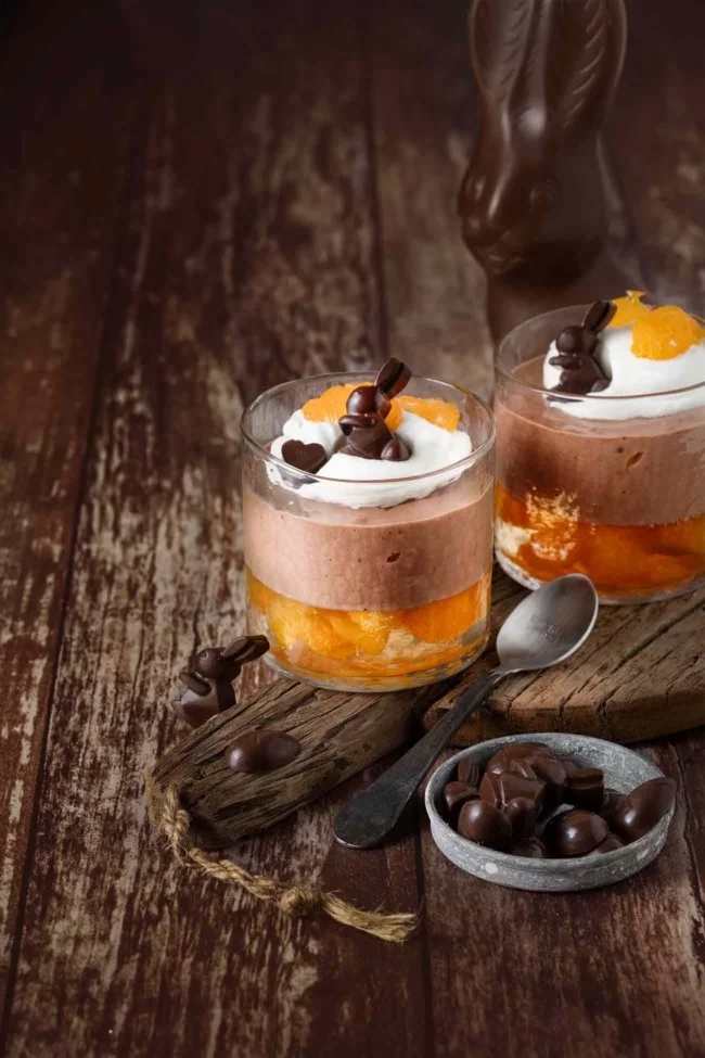 Ich habe ja schon oft eine Schokoladen-Mousse gemacht, aber diese hier ist so lecker, dass ich euch das Rezept unbedingt schnell aufschreiben musste. Und die fast schwebenden Mandarinen in Mandarinensaft lassen die Mousse so richtig leuchten.