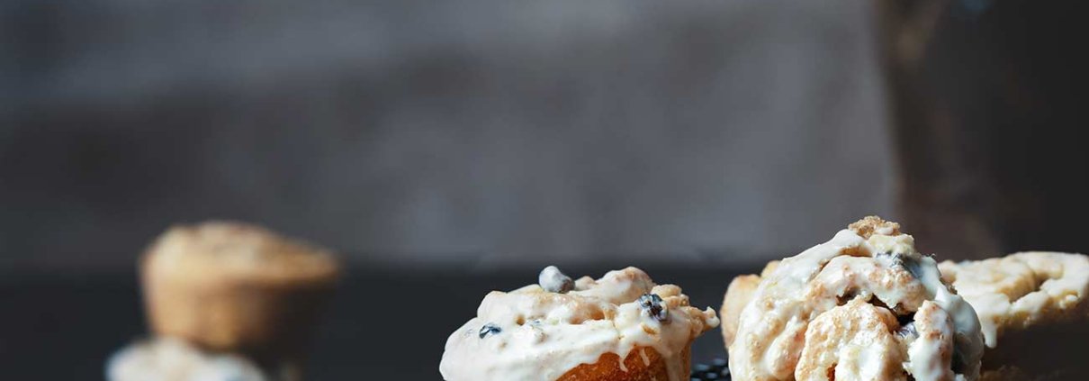 Ich habe hier einen richtigen Mittwoch-Leckerbissen. Hergestellt aus Grundzutaten, die ihr alle zu Hause habt, einer guten Menge Zimt, etwas süßem braunen Zucker und knackigen Nüssen. Für mich habe ich das Ganze noch mit einem Eierlikör-Guss getoppt.