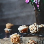 Ich habe hier einen richtigen Mittwoch-Leckerbissen. Hergestellt aus Grundzutaten, die ihr alle zu Hause habt, einer guten Menge Zimt, etwas süßem braunen Zucker und knackigen Nüssen. Für mich habe ich das Ganze noch mit einem Eierlikör-Guss getoppt.