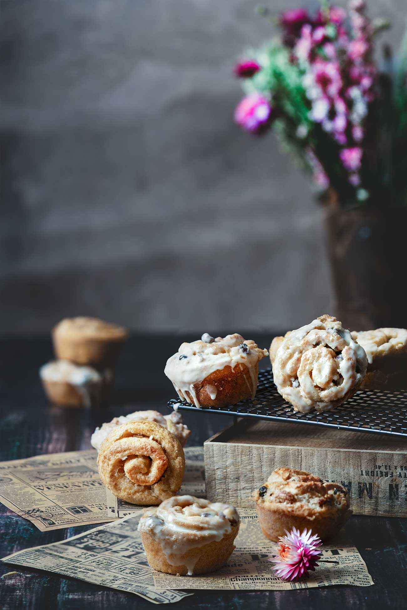 Ich habe hier einen richtigen Mittwoch-Leckerbissen. Hergestellt aus Grundzutaten, die ihr alle zu Hause habt, einer guten Menge Zimt, etwas süßem braunen Zucker und knackigen Nüssen. Für mich habe ich das Ganze noch mit einem Eierlikör-Guss getoppt. 