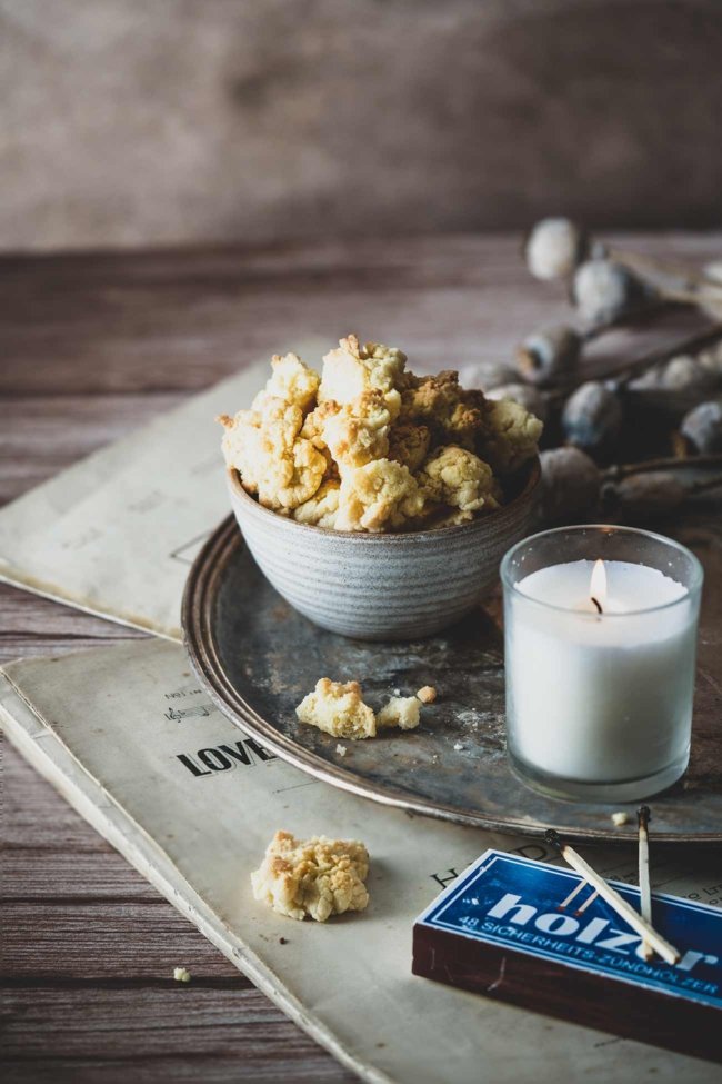 Lasst uns über Streusel sprechen. Schon als Kind musste meine Mutter mir immer ein paar Extra-Streusel mit backen, damit ich sie später naschen konnte. Wenn ich heute die ganzen Koch-und Backmagazine durchblättere, sind sie überall zu finden. In allen Variationen und Geschmacksrichtungen. Kein Wunder, denn buttrige Streusel sind einfach richtig lecker und können eben auch ohne Kuchen so richtig gut schmecken. Auf dem Blog findet ihr mein Streusel-Grundrezept und meine Lieblings-Nasch-Streuselvariation.