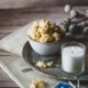 Lasst uns über Streusel sprechen. Schon als Kind musste meine Mutter mir immer ein paar Extra-Streusel mit backen, damit ich sie später naschen konnte. Wenn ich heute die ganzen Koch-und Backmagazine durchblättere, sind sie überall zu finden. In allen Variationen und Geschmacksrichtungen. Kein Wunder, denn buttrige Streusel sind einfach richtig lecker und können eben auch ohne Kuchen so richtig gut schmecken. Auf dem Blog findet ihr mein Streusel-Grundrezept und meine Lieblings-Nasch-Streuselvariation.