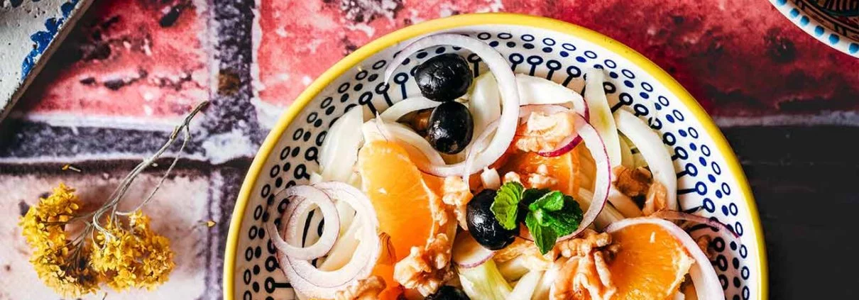 Insalata di arance siciliana 4 Portionen 2 Fenchelknollen 2 Orangen 1 rote Zwiebel, geschält und in Scheiben geschnitten 8 Walnüsse, grob gehackt 1 Handvoll schwarze Oliven, entsteint 1 cm frischen Ingwer, fein gehackt 2 Stiele frische Minze Salz Olivenöl extra vergine Rotweinessig Äußere Blätter und Stängel vom Fenchel entfernen und Fenchel in feine Spalten schneiden oder fein hobeln Den Saft einer Orange auspressen und auffangen, zweite Orange filetieren. Fenchel, Orangenspalten zusammen mit Ingwer und Walnüssen vermengen. Oliven und Zwiebeln untermengen. Mit Salz, Olivenöl, Orangensaft und etwas Essig vermengen und mit frischer Minze servieren
