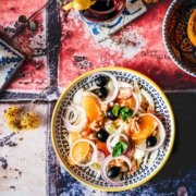 Insalata di arance siciliana 4 Portionen 2 Fenchelknollen 2 Orangen 1 rote Zwiebel, geschält und in Scheiben geschnitten 8 Walnüsse, grob gehackt 1 Handvoll schwarze Oliven, entsteint 1 cm frischen Ingwer, fein gehackt 2 Stiele frische Minze Salz Olivenöl extra vergine Rotweinessig Äußere Blätter und Stängel vom Fenchel entfernen und Fenchel in feine Spalten schneiden oder fein hobeln Den Saft einer Orange auspressen und auffangen, zweite Orange filetieren. Fenchel, Orangenspalten zusammen mit Ingwer und Walnüssen vermengen. Oliven und Zwiebeln untermengen. Mit Salz, Olivenöl, Orangensaft und etwas Essig vermengen und mit frischer Minze servieren