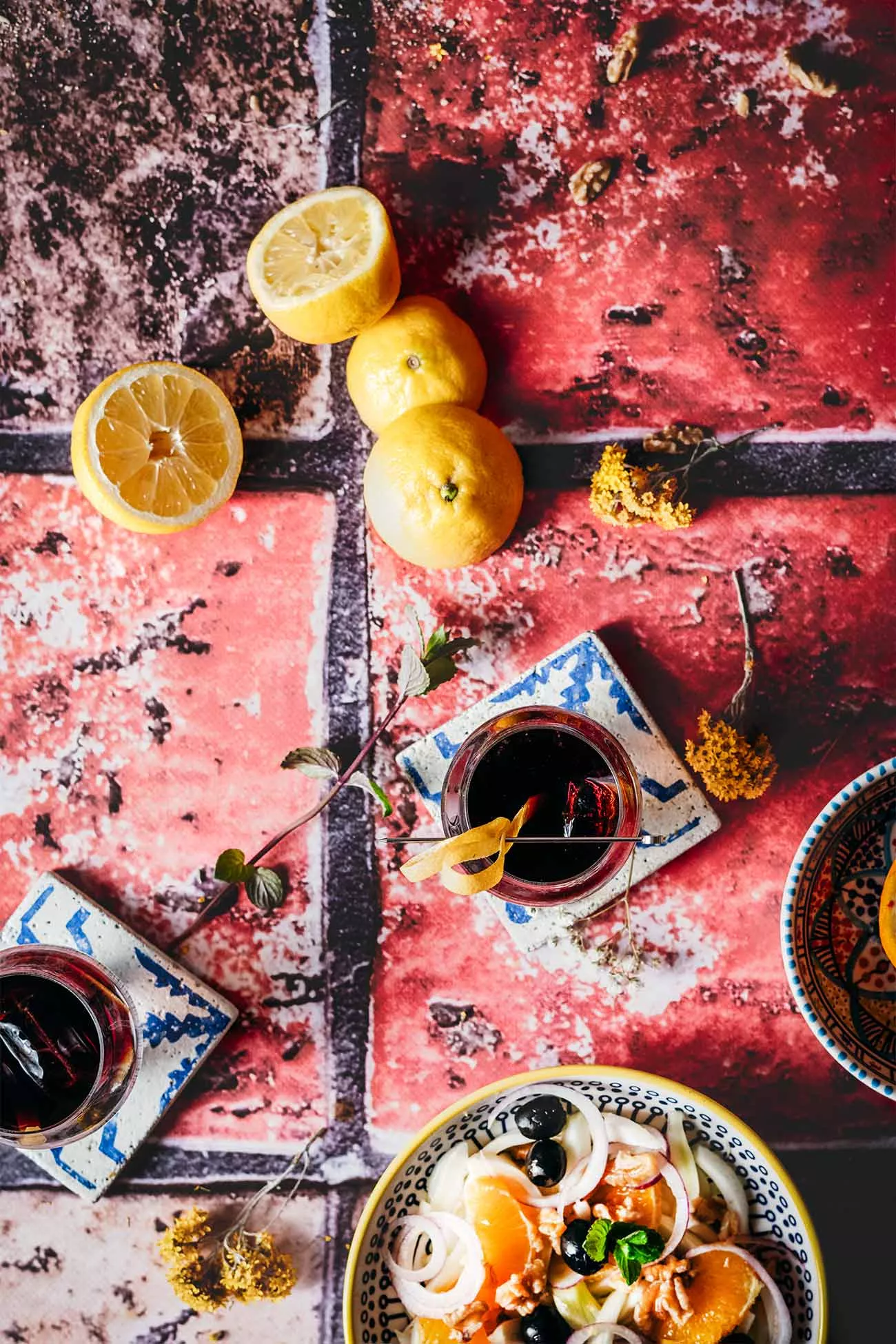 Insalata di arance siciliana 4 Portionen 2 Fenchelknollen 2 Orangen 1 rote Zwiebel, geschält und in Scheiben geschnitten 8 Walnüsse, grob gehackt 1 Handvoll schwarze Oliven, entsteint 1 cm frischen Ingwer, fein gehackt 2 Stiele frische Minze Salz Olivenöl extra vergine Rotweinessig Äußere Blätter und Stängel vom Fenchel entfernen und Fenchel in feine Spalten schneiden oder fein hobeln Den Saft einer Orange auspressen und auffangen, zweite Orange filetieren. Fenchel, Orangenspalten zusammen mit Ingwer und Walnüssen vermengen. Oliven und Zwiebeln untermengen. Mit Salz, Olivenöl, Orangensaft und etwas Essig vermengen und mit frischer Minze servieren