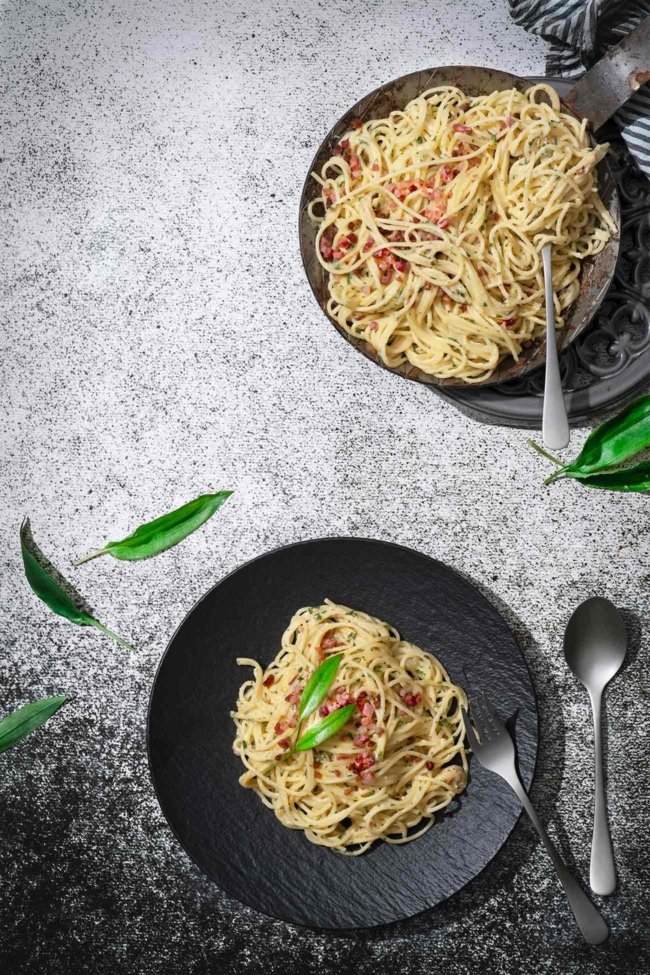 Schnell etwas Bärlauch gepflückt, Spaghetti gekocht und wenige Minuten später steht schon ein großer Teller Spaghetti Carbonara vor dir. So einfach kann kochen sein. Was stellt ihr mit dem ganzen Bärlauch an?