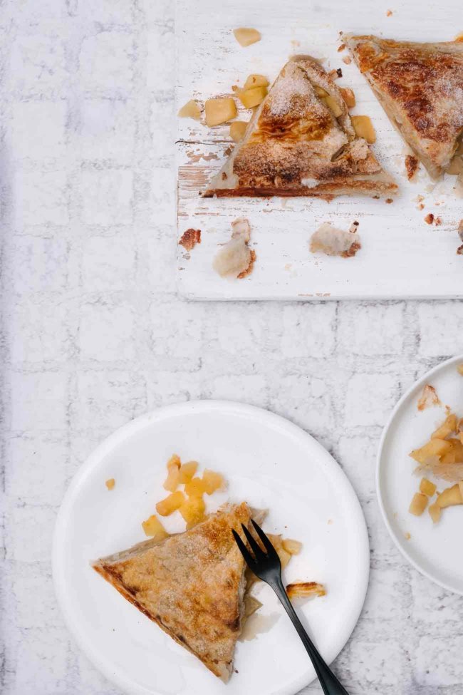 Gibt es eine einfachere Möglichkeit, einen Apfelkuchen herzustellen? Ich kenne keine. Ich liebe die knackige Zuckerkruste, aus der die karamellisierten Apfelstückchen herausquellen, wenn man sie mit der Gabel durchtrennt. Mit nur wenigen Zutaten zum Apfelkuchen.