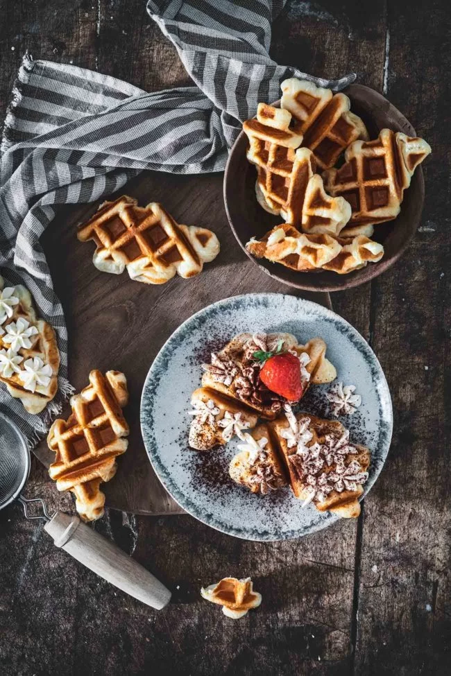 Ich musste es einfach mal probieren und unbedingt den „Croffle“, also die Kombination aus Croissant und Waffel, ausprobieren. Und siehe da: Mit einem Topping hat man im Handumdrehen eine echte Leckerei zubereitet.