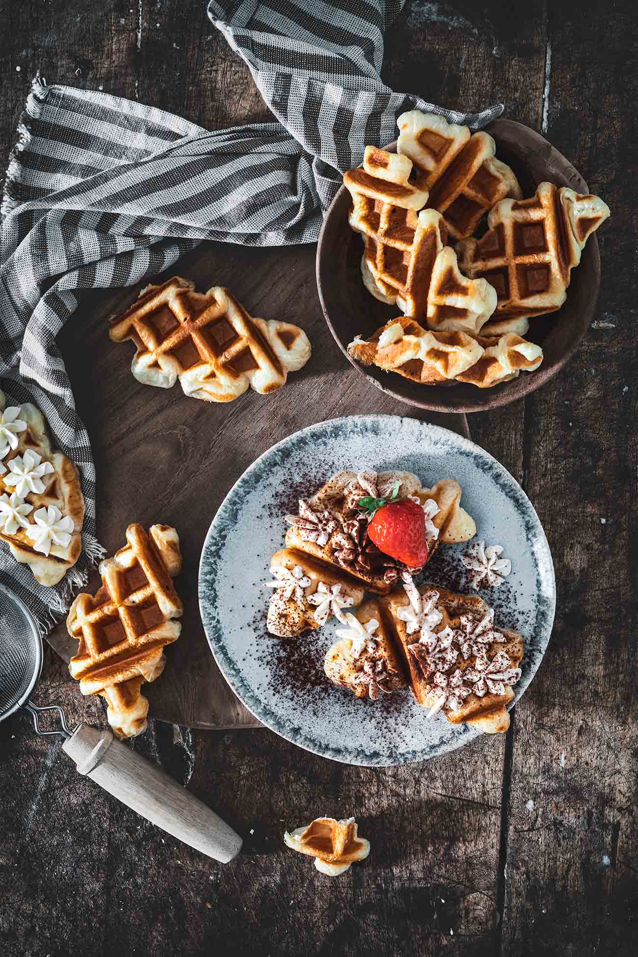 Ich musste es einfach mal probieren und unbedingt den „Croffle“, also die Kombination aus Croissant und Waffel, ausprobieren. Und siehe da: Mit einem Topping hat man im Handumdrehen eine echte Leckerei zubereitet. 