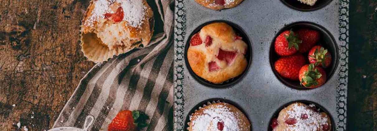 Mandel-Erdbeer Muffins Almond and Strawberry Muffins Mandel-Erdbeer-Muffins! Süß, buttrig, extra weich, mit frischen Erdbeeren beladen und gesüßt mit Honig. Sie sind super einfach zu machen! Versuche sie, noch leicht warm zu essen oder direkt aus dem Ofen. Ich verspreche dir, du wirst nicht enttäuscht sein. 2 Eier 70 g Honig 1 Prise Salz 100 g Marzipanrohmasse, geraspelt 200 ml Mandel-Drink 1 Bio-Zitrone 250 g Mehl 2 TL Backpulver 200 g Erdbeeren, gewürfelt Puderzucker Backofen auf 180 Grad Ober-Unterhitze vorheizen und ein Muffin-Backblech mit Papierförmchen auslegen Eier, Honig und Salz schaumig rühren Marzipan und Mandel-Drink unterrühren Schale der Zitrone abreiben und mit 1 TL Zitronensaft unterrühren Mehl und Backpulver vermengen und unterrühren Edbeerwürfel unterheben Teig in die Förmchen füllen und 20-25 Minuten backen Vor dem Servieren mit Puderzucker bestäuben TIPP: Erdbeerwürfel einen Tag vorher in etwas Sekt einlegen