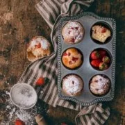 Mandel-Erdbeer Muffins Almond and Strawberry Muffins Mandel-Erdbeer-Muffins! Süß, buttrig, extra weich, mit frischen Erdbeeren beladen und gesüßt mit Honig. Sie sind super einfach zu machen! Versuche sie, noch leicht warm zu essen oder direkt aus dem Ofen. Ich verspreche dir, du wirst nicht enttäuscht sein. 2 Eier 70 g Honig 1 Prise Salz 100 g Marzipanrohmasse, geraspelt 200 ml Mandel-Drink 1 Bio-Zitrone 250 g Mehl 2 TL Backpulver 200 g Erdbeeren, gewürfelt Puderzucker Backofen auf 180 Grad Ober-Unterhitze vorheizen und ein Muffin-Backblech mit Papierförmchen auslegen Eier, Honig und Salz schaumig rühren Marzipan und Mandel-Drink unterrühren Schale der Zitrone abreiben und mit 1 TL Zitronensaft unterrühren Mehl und Backpulver vermengen und unterrühren Edbeerwürfel unterheben Teig in die Förmchen füllen und 20-25 Minuten backen Vor dem Servieren mit Puderzucker bestäuben TIPP: Erdbeerwürfel einen Tag vorher in etwas Sekt einlegen